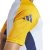 Detalhe da camisa de treino do Real Madrid, mostrando a manga amarela com logo da Adidas.