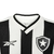 Detalhe da camisa Botafogo I 24/25, preta e branca, com logo e gola em V da Reebok.
