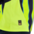 Detalhe da camisa Puma Manchester City Away 2025, destacando a etiqueta de autenticidade em um fundo amarelo vibrante.