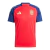 Camisa de treino da Seleção da Espanha para 2024/2025, na cor vermelha com detalhes em azul, fabricada pela Adidas.