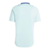 Camisa de treino da Seleção da Espanha, cor azul com detalhes em vermelho, vista pela parte de trás.