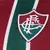 Detalhe do escudo do Fluminense em uma camisa verde e vermelha