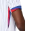 Detalhe da camisa da Seleção da França II, mostrando as mangas em azul e vermelho, com listras brancas.