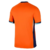 Camisa laranja da Seleção da Holanda I 24/25, vista traseira, com detalhes em azul.