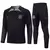 Conjunto de treino de inverno preto do Corinthians, composto por camisa de manga longa e calça, com detalhes em cinza e logo da Nike.