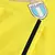 Detalhe da camisa amarela com o escudo da S.S. Lazio, destacando o tecido e a faixa preta.