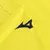Detalhe do tecido amarelo da camisa Benfica II Preta da Adidas, mostrando o logotipo da marca em preto.
