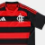 Camisa do Flamengo 2025/26, na cor vermelha e preta, com listras e o logotipo do clube.