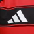 Logotipo da Adidas em uma camisa do Flamengo, com detalhes em preto e vermelho.