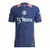 Camisa de treino do Manchester United para a temporada 24/25, nas cores laranja e azul, com logo da equipe e patrocínio da Tezos.