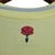 Detalhe da etiqueta com um desenho de um cravo na parte de trás da camisa amarela da Seleção da Espanha II 24/25.