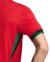Detalhe da camisa vermelha da Seleção de Portugal, mostrando as mangas com detalhes em preto e verde.