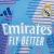 Camisa azul do goleiro do Real Madrid, com logo da Adidas e patrocínio da Emirates, destacando estampas geométricas.