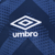 Logotipo da Umbro em uma camisa azul do Santos Goleiro I 24/25.