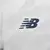 Detalhe da logo da New Balance em uma camisa branca de treino do São Paulo, com detalhes em cinza.