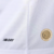 Detalhe da camisa branca do São Paulo FC, modelo 24/25, com logotipo da New Balance e emblema do clube.