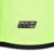 Detalhe da camisa de treino do Vasco da Gama, amarela fluorescente com logo da Kappa em preto e dourado.