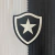 Detalhe do escudo do Botafogo em uma camisa preta e branca da Reebok, temporada 24/25.