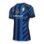 Camisa azul royal do Inter de Milão para torcedores, com listras pretas e logo da Nike.