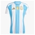 Camisa da seleção argentina de futebol, com listras verticais em azul claro e branco, detalhes em dourado e logotipo da Adidas.