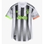 Camisa de torcedor da Juventus 2019/2020, com listras pretas e brancas, logo da Adidas e detalhes em verde e laranja.