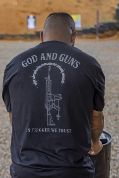 Camiseta Oversized - God and Guns