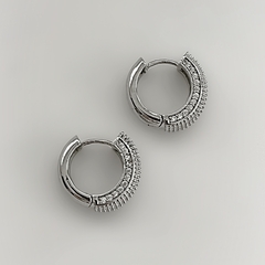 Brinco Argola Textura E Zircônia Lateral Prata - comprar online
