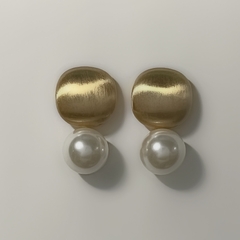 Brinco Duplo Mix Metal E Pérola Elegance Dourado Fosco - My.Lily Store