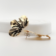 Brinco Pétalas Meia Flor Relevo Orgânico Dourado - comprar online