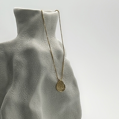 Colar Gota Textura Riscos Dourado - comprar online