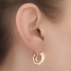 Brinco Argola Textura E Zircônia Lateral Dourado na internet