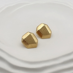 Brinco Rocha Maxi Geométrico Textura Dourado na internet