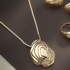 Colar Concha Oval Sculpted Orgânico Longo Dourado - comprar online