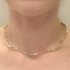 Colar Choker Aro Ondas Orgânico Dourado na internet