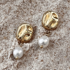 Brinco Martelado Oval Bold Pérola Barroca Dourado - comprar online