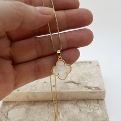 Colar Trevo Madrepérola Solitário Médio Dourado na internet