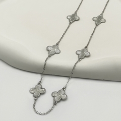 Colar Trevo Textura Metal Longo Prata - comprar online