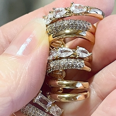 Brinco Curvas Alongado Zircônia Dourado na internet
