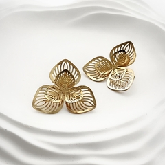 Brinco Flor 3 Pétalas Vazada Dourado - comprar online