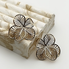 Brinco Flor Leaf Vazada Orgânico Dourado
