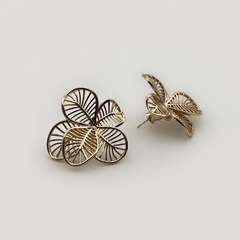 Brinco Flor Leaf Vazada Orgânico Dourado na internet