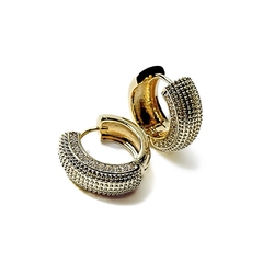Brinco Argola Textura E Zircônia Lateral Dourado