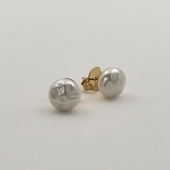Brinco de Pérola Barroca Solitário Flat Round 10Mm Dourado na internet