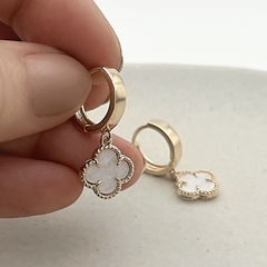 Brinco Argola Trevo Madrepérola Dourado - My.Lily Store