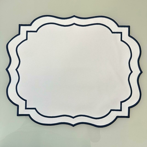 Americano em Tecido Branco com Detalhes em Azul Marinho