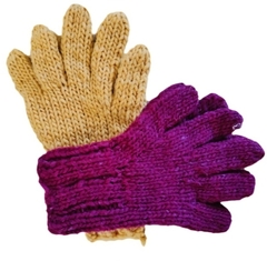 Guantes tejidos con lana en técnica de aguja con un diseño normal /trenzado