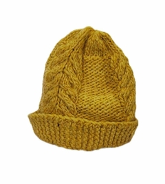Gorro en técnica de aguja, tejida en estambron con diseño trenzado