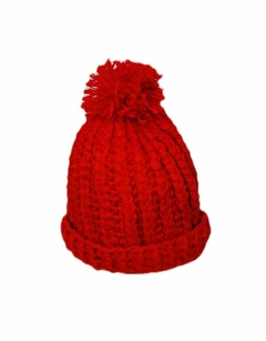 Gorro en técnica de gancho tejida en estambron con un diseño trenzado y un pompón
