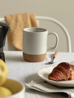 Taza de cerámica con base de corcho