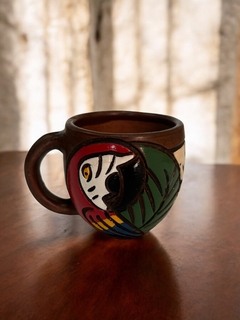 Caneca arara vermelha cerâmica